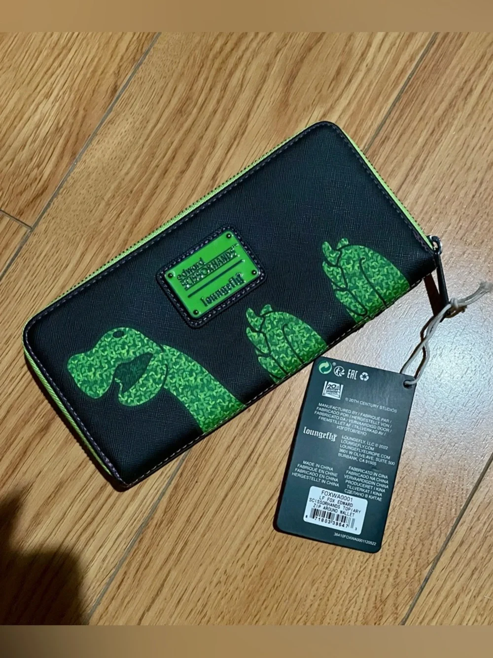 Loungefly Edward Scissorhands garden topiary bushes wallet NWT Tim Burton Gothic